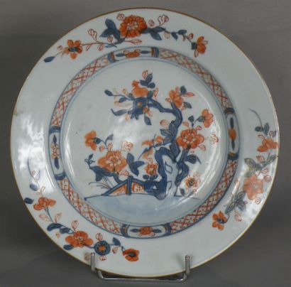 null Assiette creuse en porcelaine Imari chinois
Chine, XVIIIe siècle
A décor de...