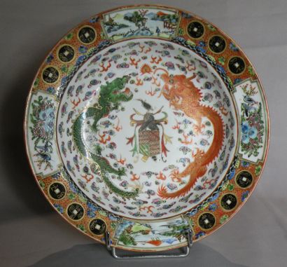null Assiette en porcelaine polychrome armoriée
Chine, Canton, XIXème siècle
Le centre...