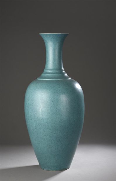 Grand vase en porcelaine monochrome 
