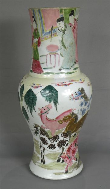 null Vase Yenyen en porcelaine Famille Rose
Chine, XVIIIe-XIXe siècle
Balustre, le...