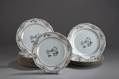 null Ensemble de treize assiettes en porcelaine Famille Rose
Chine, XVIIIe siècle
La...