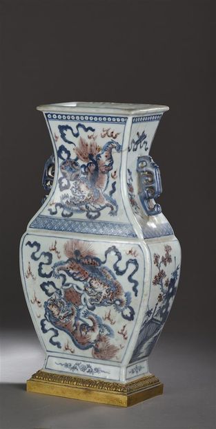 null Vase en porcelaine bleu blanc et rouge de cuivre et sa base en bronze doré
Chine,...