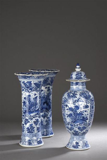 null Partie de garniture en porcelaine bleu blanc
Chine, époque Kangxi (1662-1722)
Composée...