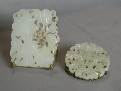 null Deux pendentifs en jade, céladon pâle sculpté et blanc sculpté
Chine époque...
