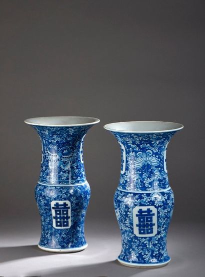 null Paire de vases GU en porcelaine à décor de feuillages et inscription.
H. 40...