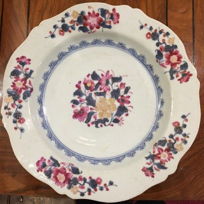 null Assiette en porcelaine Famille Rose
Chine, XVIIIe siècle
La bordure lobée, décorée...