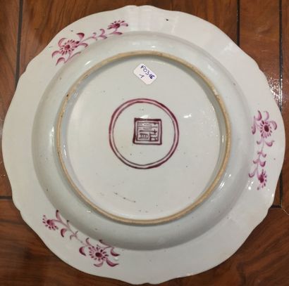 null Assiette en porcelaine Famille Rose
Chine, XVIIIe siècle
La bordure lobée, décorée...