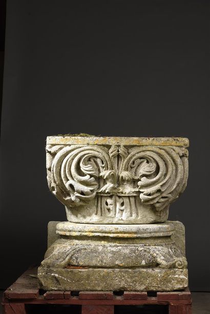 null Chapiteau d'applique et base de colonne en pierre calcaire sculptée, Île-de-France,...