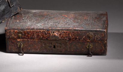null Coffret en cuir à âme en bois avec couvercle bombé, vers 1700
Décor gravé d'entrelacs...