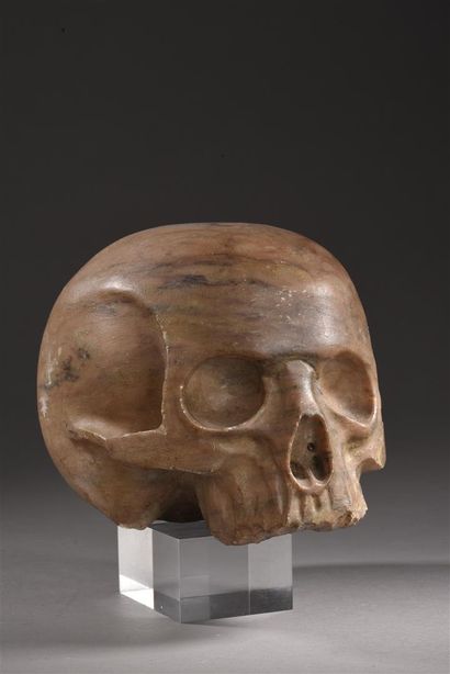 null Crâne en marbre rose veiné, Italie du sud, fin du XVIIe siècle
H. 15,5 L. 22...