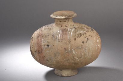 null Vase en terre cuite de forme cocon
Chine, époque Han (206 av. à 220 ap. J.C.)
La...