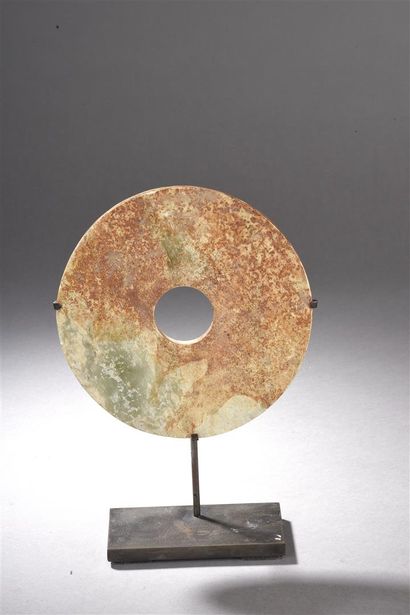 null Disque Bi en jade
Chine
Circulaire, dans le style des disques archaïques Han.
D....