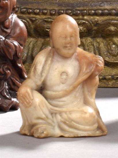 null Statuette de luohan en stéatite
Chine, XVIIIe siècle
Représenté assis, la main...