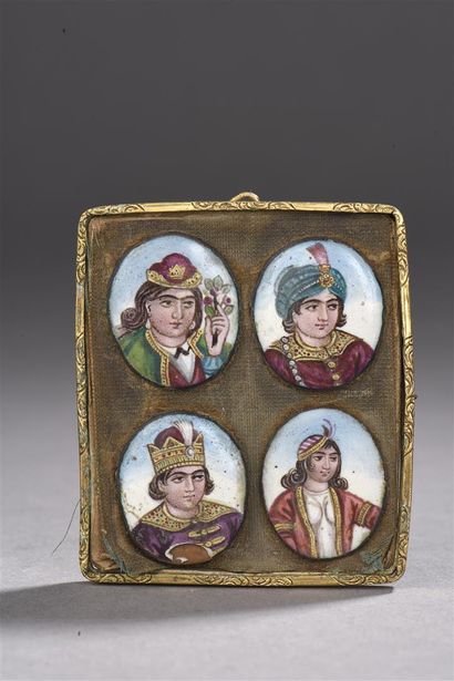 null Quatre portraits émaillés
Iran, XIXe siècle, époque Qadjare
Métal doré et émaux...