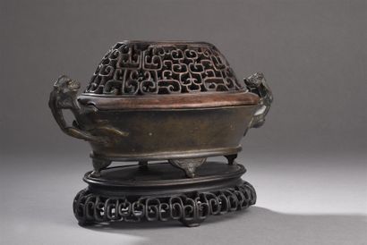 null Brûle-parfum en bronze
Chine, fin de l'époque Ming, XVIIe siècle
De forme ovale,...