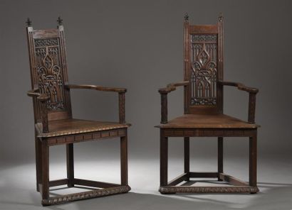 null Paire de chaises dites caquetoires, vers 1900
En bois naturel à dossier ajouré...
