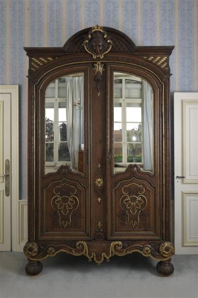 null Grande armoire en chêne sculpté et doré du XVIIIe siècle
Elle ouvre à deux portes...