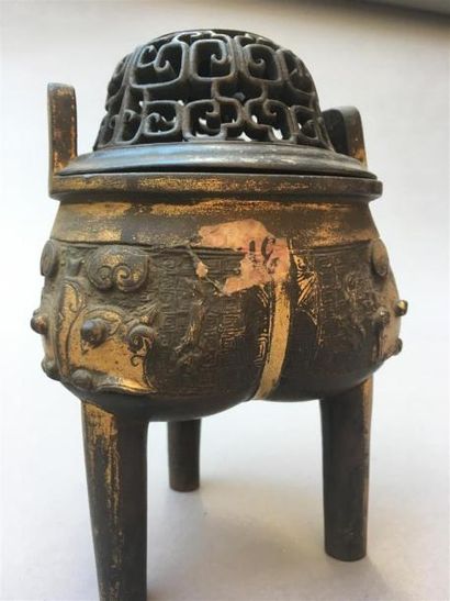 null BRÛLE-PARFUM TRIPODE en bronze partiellement doré et couvercle en bois
Chine,...