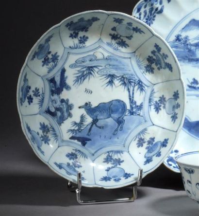 null COUPE EN PORCELAINE bleu blanc 
Chine, XVIIe siècle
Polylobée, à décor de buffle,...