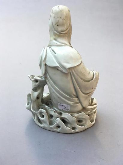 null GUANYIN en porcelaine blanc de Chine
Chine, XVIIIe siècle
Représentée assise,...