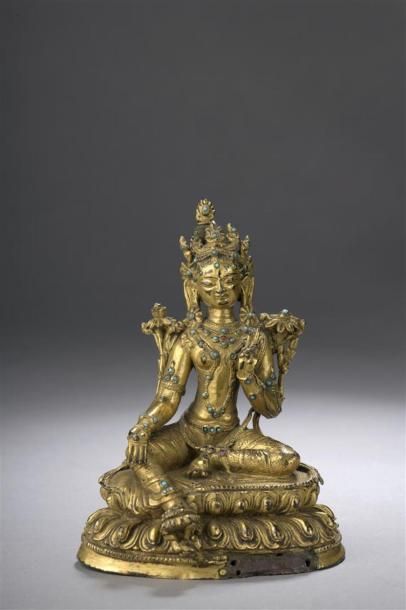 null STATUETTE DE TARA VERTE en bronze doré et incrustations
Népal, XVIe, XVIIe siècle
Assise...