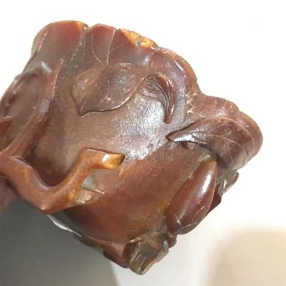null Coupe libatoire en corne de rhinocéros sculptée
Chine, XVIIIe siècle
Le pourtour...