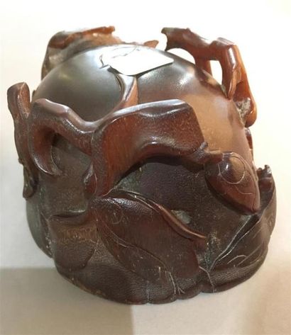 null Coupe libatoire en corne de rhinocéros sculptée
Chine, XVIIIe siècle
Le pourtour...