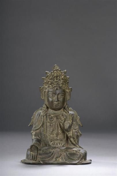 null STATUE DE BODHISATTVA en bronze
Chine, époque Ming, XVIIe siècle
Assis en dhyanasana,...