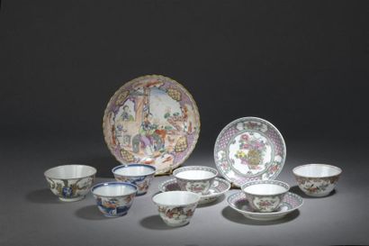 null Lot de trois coupelles et deux sorbets en porcelaine famille rose
Chine, époque...