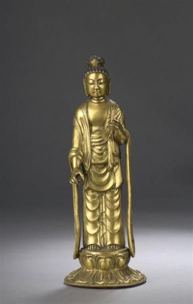 null STATUETTE DE BOUDDHA en bronze doré
Sino-tibétain, XVIIIe / XIXe siècle 
Debout...