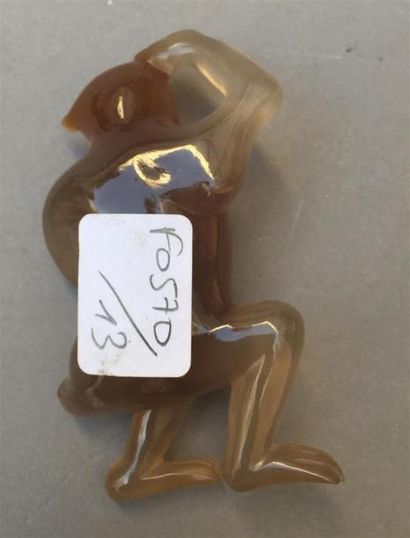 null STATUETTE DE SINGE en agate
Chine
Debout, une main près de son oreille ; petit...