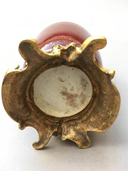 null PETIT VASE en porcelaine rouge sang de boeuf monté bronze
Chine, XIXe siècle
De...
