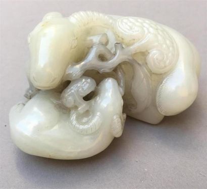null Groupe en jade blanc sculpté
Chine
Représentant un bélier couché, tenant dans...