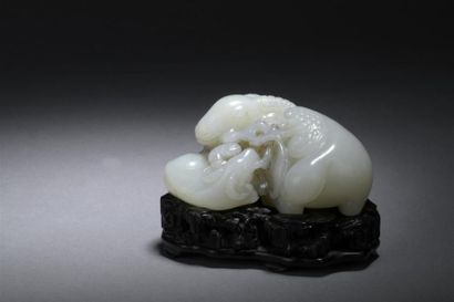null Groupe en jade blanc sculpté
Chine
Représentant un bélier couché, tenant dans...