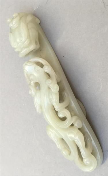 Grande fibule en jade blanc sculpté
Chine,...
