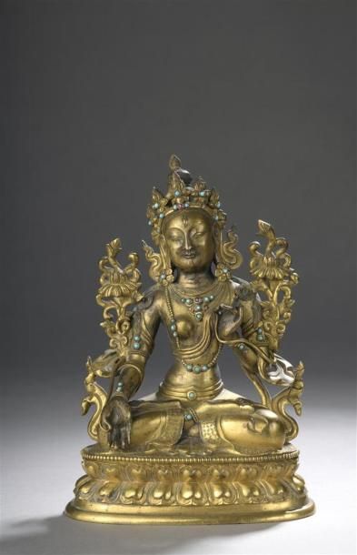 null STATUETTE DE TARA BLANCHE en bronze doré et incrustation de pierres
Tibet, XVIIIe...