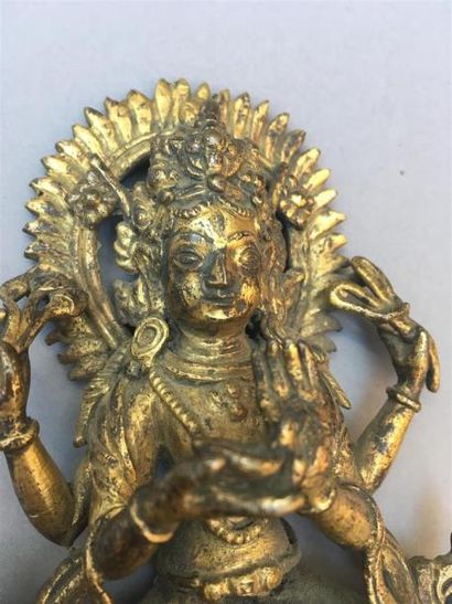 null STATUETTE DE DIVINITE en bronze doré
Népal, XIXe siècle
À deux paires de bras,...