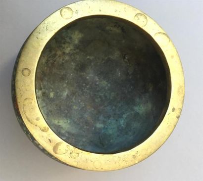 null BRÛLE-PARFUM TRIPODE en bronze et émaux cloisonnés 
Chine, époque Ming, XVIIe...