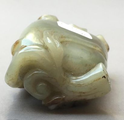 null PETIT VASE en jade céladon
Chine, XIXe siècle
En forme de corolle de feuille...