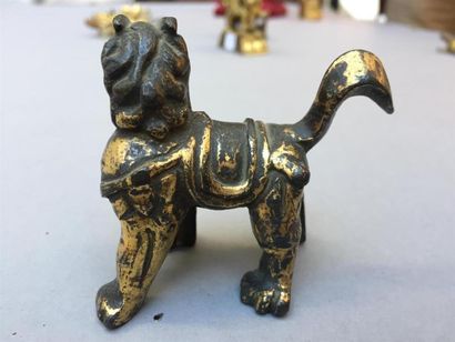 null PETIT LION en bronze doré
Chine, époque Ming, XVIe siècle
Représenté dans le...