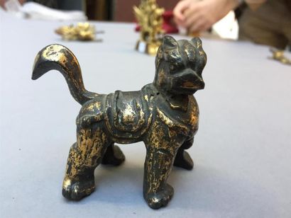 null PETIT LION en bronze doré
Chine, époque Ming, XVIe siècle
Représenté dans le...