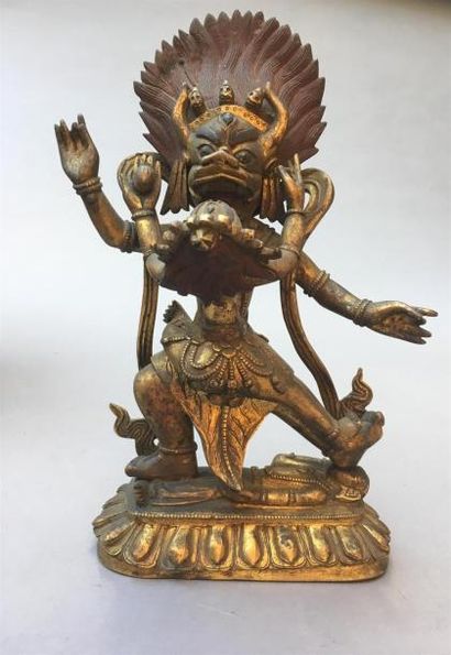 null STATUETTE DE YAMA ET YAMI en bronze doré
Tibet, XIXe siècle
La divinité terrible...