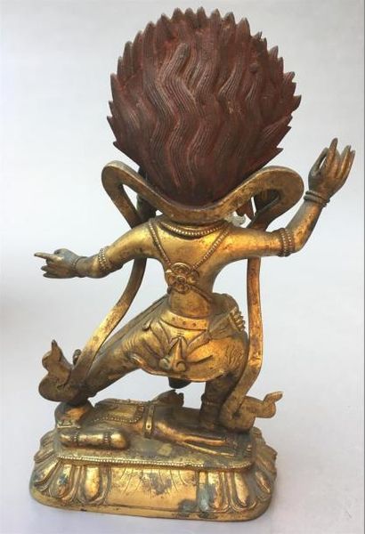 null STATUETTE DE YAMA ET YAMI en bronze doré
Tibet, XIXe siècle
La divinité terrible...