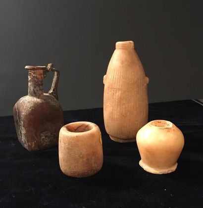 Lot comprenant trois vases en albâtre, Égype,...