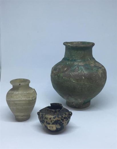 null Lot de trois vases, Égype, Moyen Empire ou Basse Époque
Un petit vase globulaire...