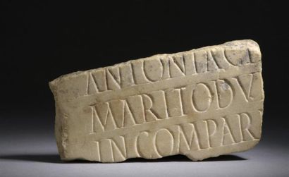 Plaque fragmentaire au nom d'Antonia inscrite...