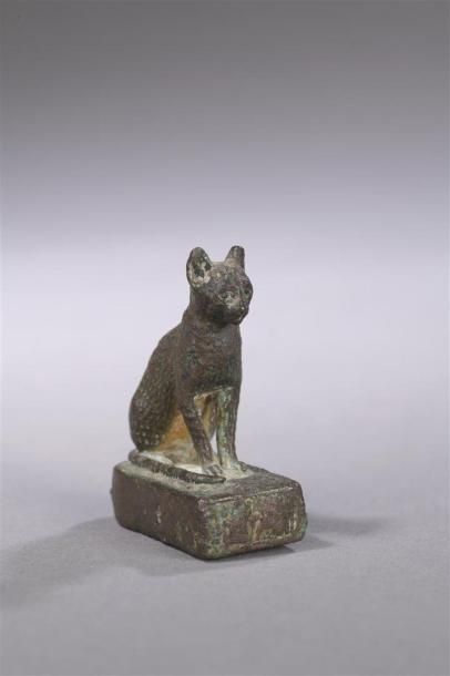 null Statuette, Égype, Basse Époque
La déesse chatte Bastet assise sur une base.
Bronze.
H....