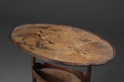 null Émile GALLÉ (1846-1904)
Table d'appoint
En noyer mouluré et sculpté. Le plateau...