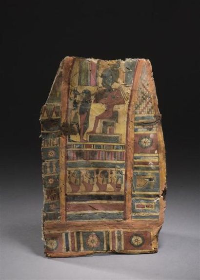 null Fragment de cartonnage stuqué polychrome
Égypte, Basse Époque à époque ptolémaïque
Représentant...