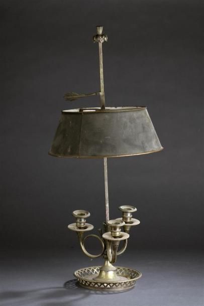 null Lampe bouillotte à trois feux en tôle et métal argenté, XIXe siècle.
À décor...